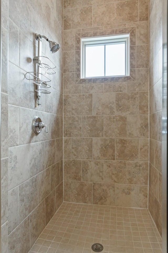 bathroom featuring a tile shower