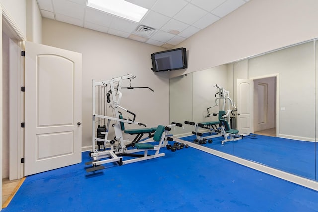 workout room with a drop ceiling