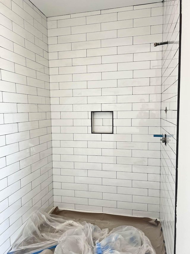 bathroom featuring a tile shower