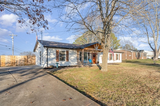 ranch-style home featuring a front yard