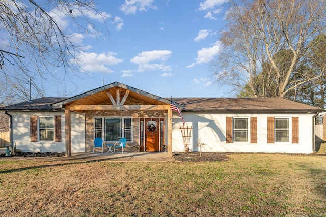 single story home with a front lawn