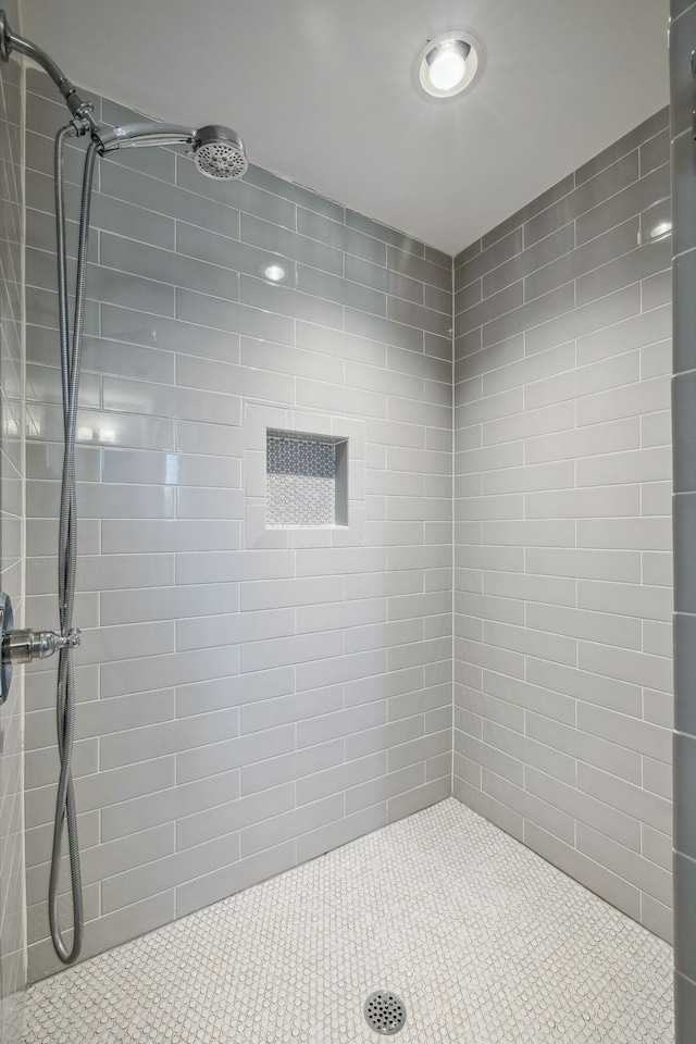 bathroom featuring tiled shower