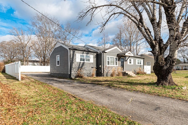 view of front facade featuring a front lawn