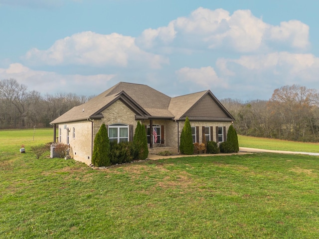 view of front of property featuring a front lawn