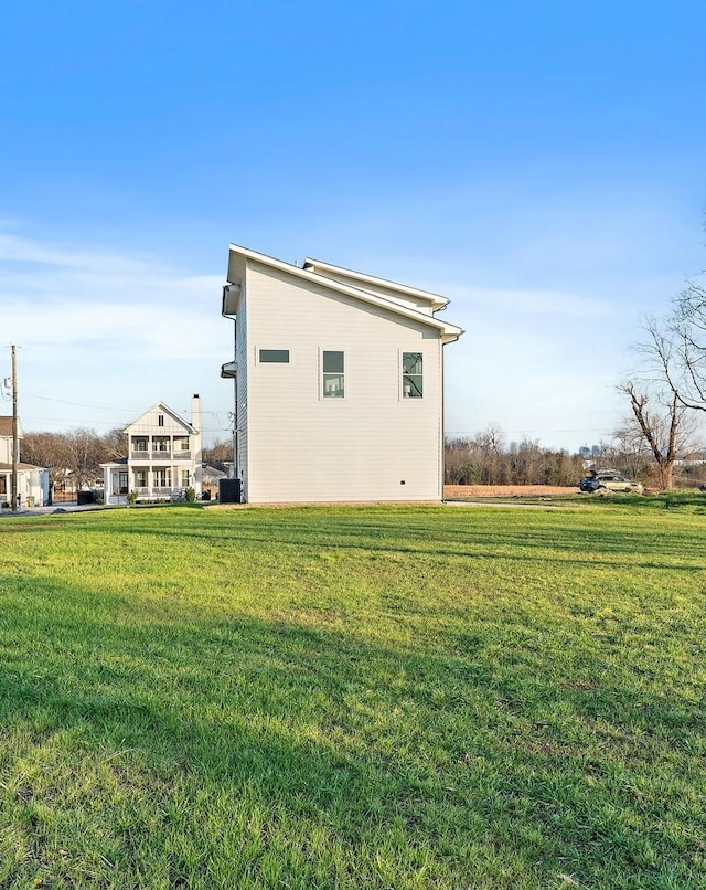 view of side of property featuring a lawn