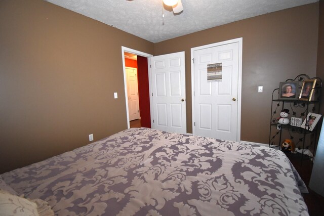 bedroom featuring a textured ceiling and ceiling fan