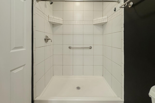 bathroom featuring a tile shower