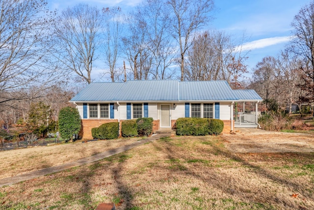 ranch-style home featuring a front lawn