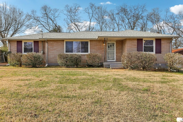 ranch-style home featuring a front lawn