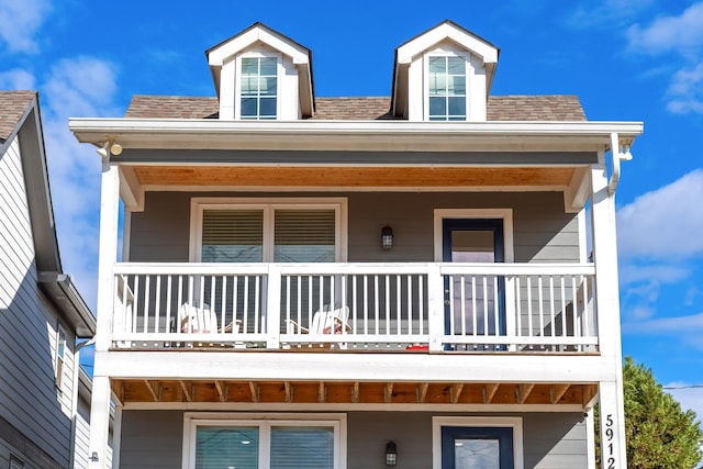 view of front of property featuring a balcony