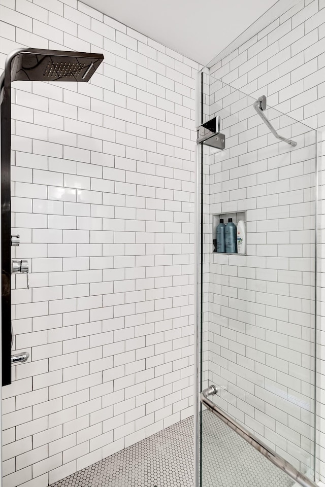 bathroom featuring tiled shower