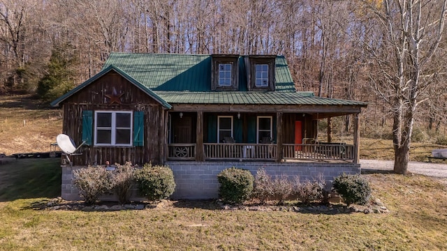 view of front of property featuring a front yard and covered porch