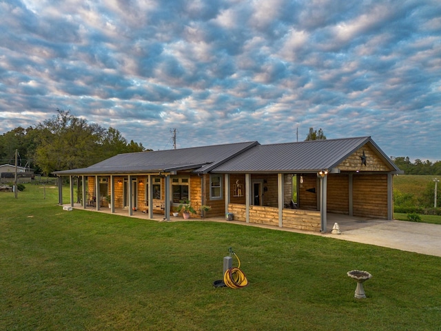 view of front of house featuring a patio and a front yard