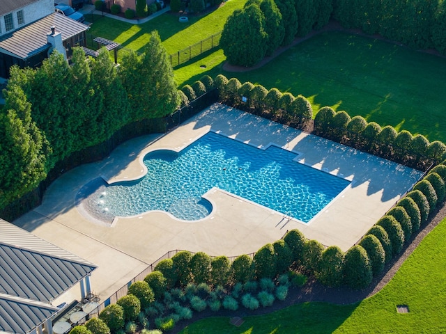 view of swimming pool