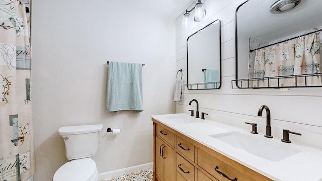 bathroom with a shower with curtain, vanity, and toilet