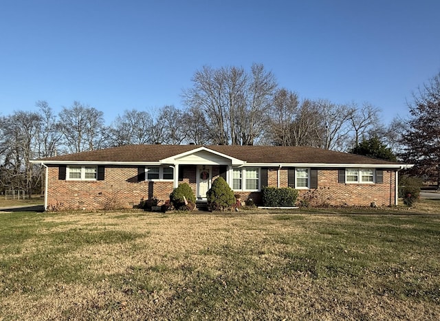 single story home with a front lawn