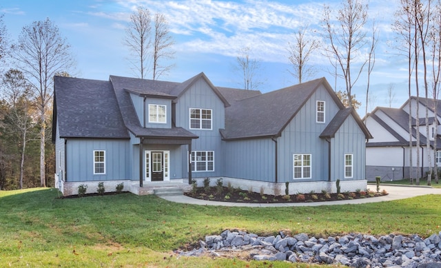 view of front of property with a front yard