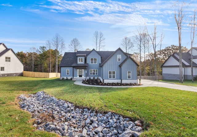 view of front of home featuring a front lawn