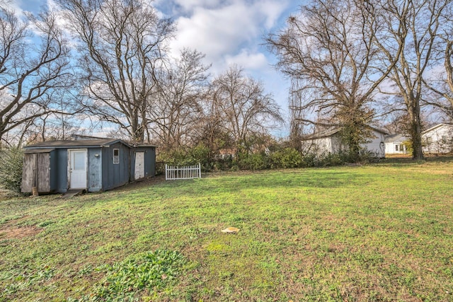 view of yard with a storage unit