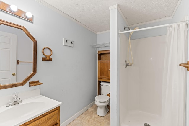 bathroom featuring a shower with curtain, a textured ceiling, and toilet