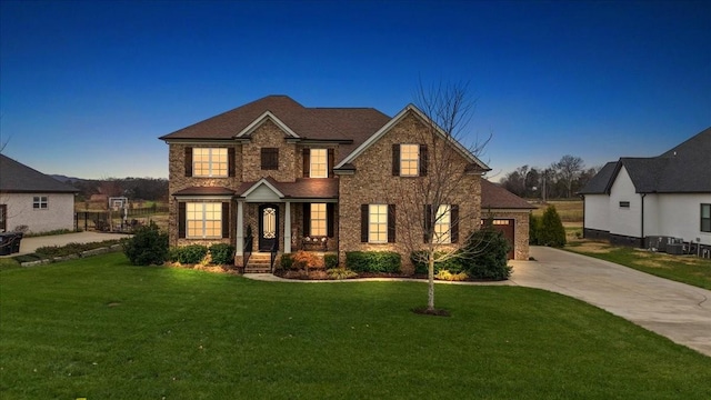 view of front of home featuring a lawn