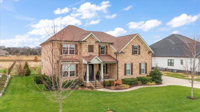 view of front of home featuring a front lawn