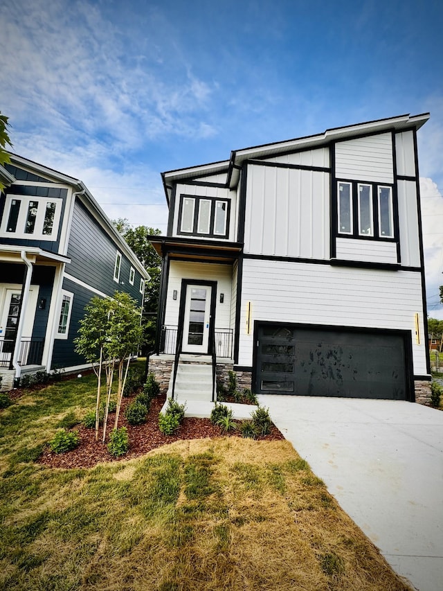 view of front facade featuring a garage and a front yard