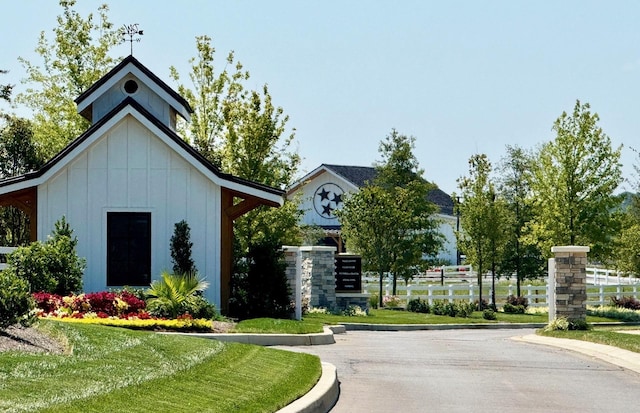 view of front of home featuring a front lawn