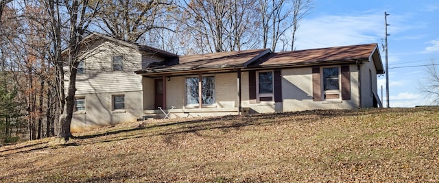 split level home with a front lawn