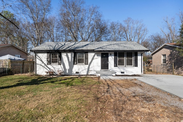 ranch-style home featuring a front lawn