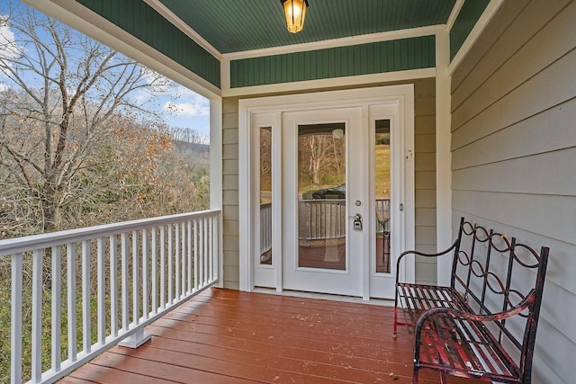 property entrance featuring a porch