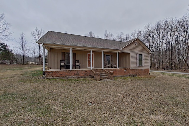 view of front of property featuring covered porch and a front lawn