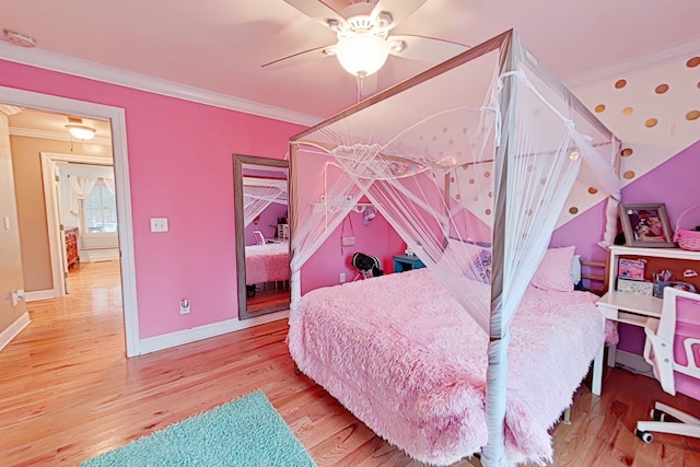 bedroom featuring ceiling fan, hardwood / wood-style floors, and crown molding