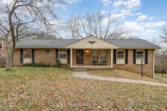 single story home featuring a front lawn and a porch