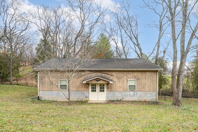 view of front of property featuring a front lawn