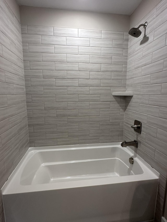 bathroom with tiled shower / bath combo