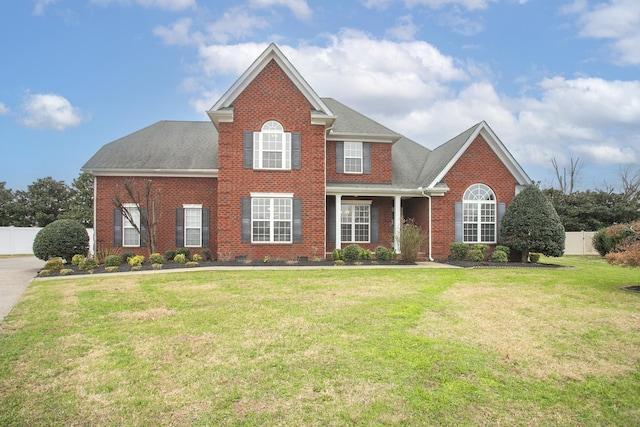 view of front facade featuring a front lawn