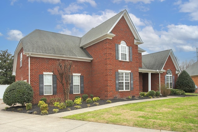 front of property with a front lawn