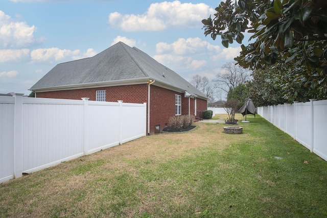 view of yard featuring an outdoor fire pit