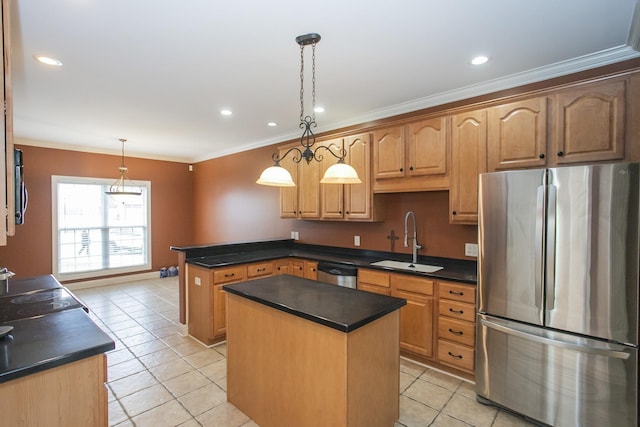 kitchen featuring a center island, stainless steel appliances, hanging light fixtures, and sink