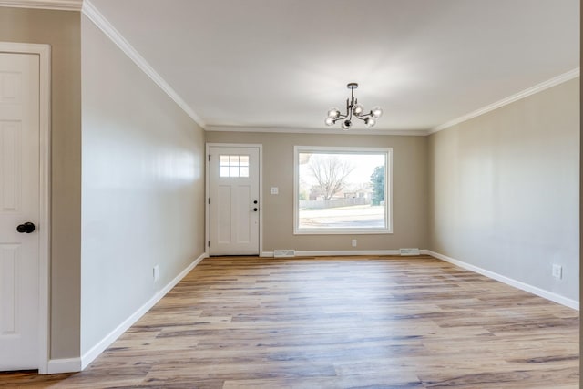 foyer featuring an inviting chandelier, crown molding, and light hardwood / wood-style flooring