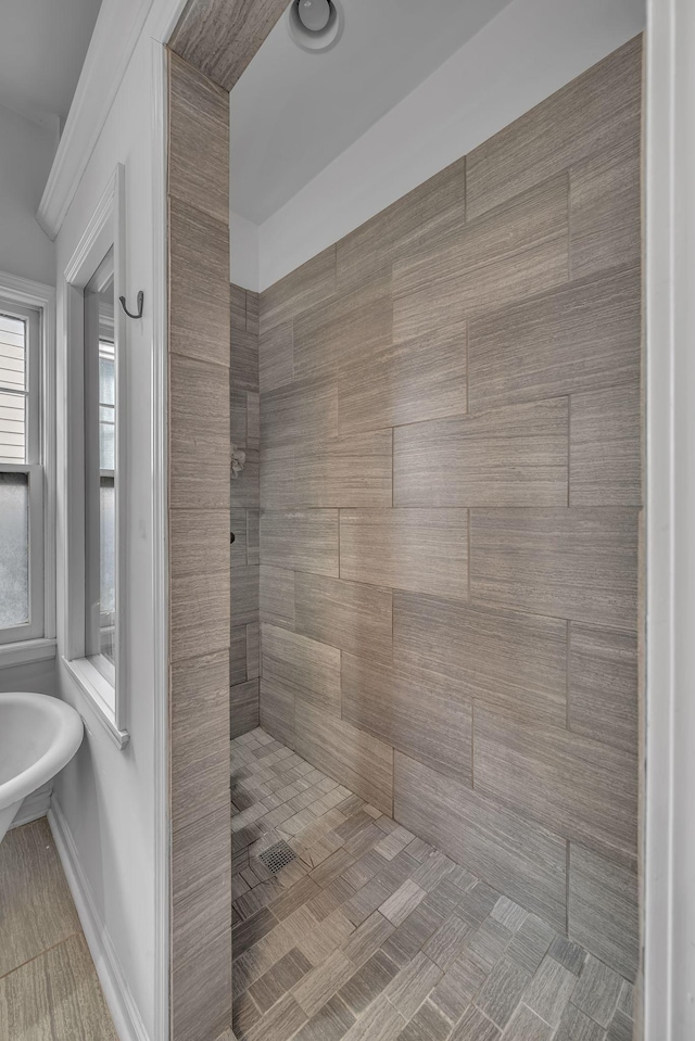 bathroom featuring tiled shower