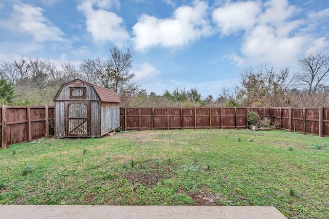 view of yard featuring a storage shed