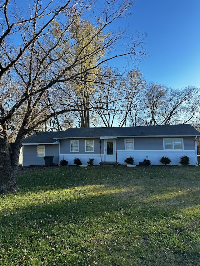 ranch-style home featuring a front lawn