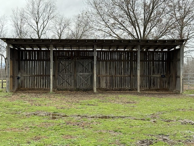 view of yard featuring an outdoor structure