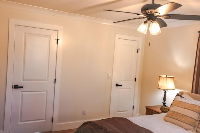 unfurnished bedroom featuring ceiling fan and crown molding