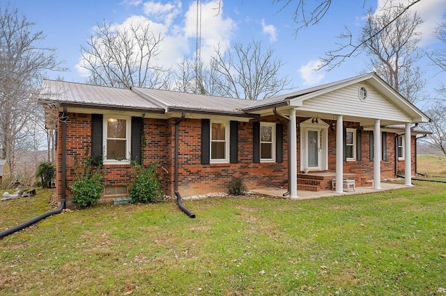 ranch-style home featuring covered porch and a front yard