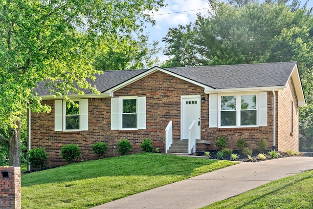 view of front of home featuring a front yard