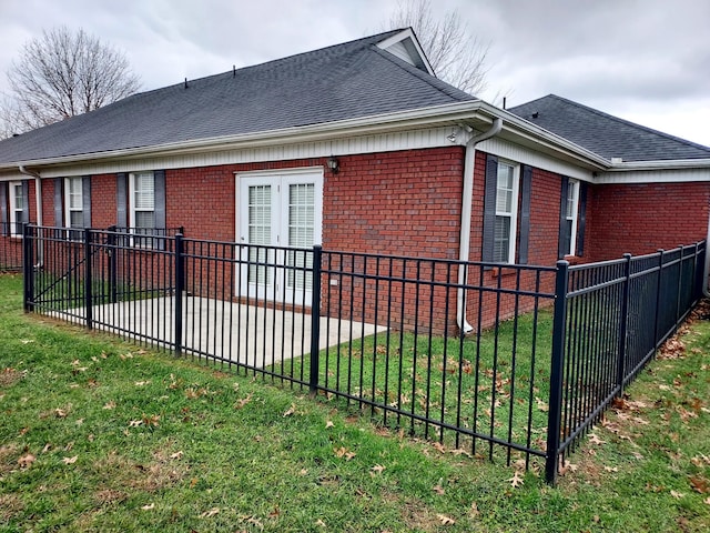 view of side of property featuring a lawn