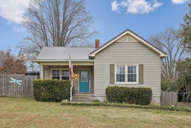 view of front of property featuring a front yard